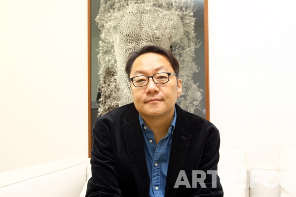 10월 31일 종로구 창성동 리안갤러리 서울에서 작품에 대해 설명하는 김두진 작가.(사진=왕진오 기자)