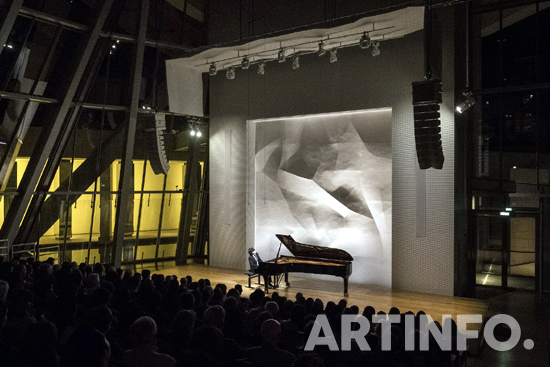 파리 루이 비통 재단 미술관에서 연주하고 있는 피아니스트 조성진.(사진=루이 비통 재단)