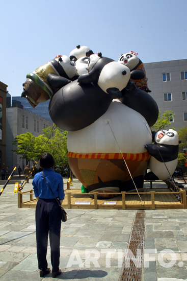 '2016년 4월 서울시립미술관 앞마당에 설치된 쿵푸팬더 대형 조형물'.(사진=왕진오 기자)