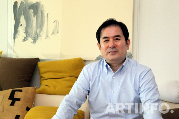 '피정환 컬렉터가 자신의 집에서 컬렉션에 대한 자신의 입장을 설명했다'.(사진=왕진오 기자)
