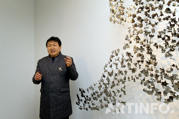 2월 21일 사비나미술관 2층에 설치된 '바람이 불어도 가야한다' 작품을 설명하고 있는 김성복 작가.(사진=왕진오 기자)