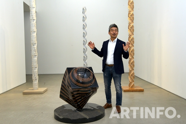 조각가 박은선이 성동구 더페이지 갤러리에서 설치된 작품을 설명하고 있다.(사진=왕진오 기자)