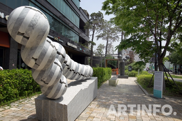 '더페이지 갤러리기 위치한 성수동 갤러리아 포레 야외 입구에 설치된 박은선의 작업'.(사진=왕진오 기자)