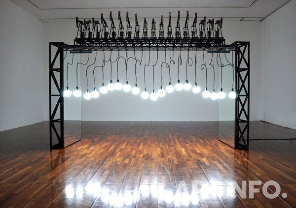 최문석, 'Light Wave'. 2,400 x 1,200 x 1,000, 스틸, 전구, 거울, 기계 모터, 2016.