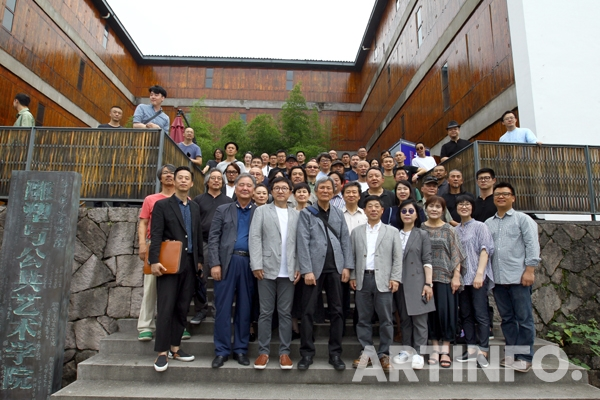 6월 24일 중국 항저우 중국미술학원에서 개막한 '한중현대조각교류전' 개막식후 한중 양국의 참여 작가들이 기념 촬영을 하고 있다.(사진=왕진오 기자)
