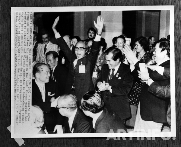 '올림픽 개최지 투표 결과 환호하는 박영수 서울시장, 1981.9.30'.(사진=서울역사박물관)