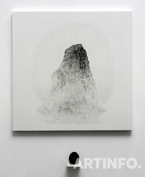 소미정, '무엇이 무엇으로'. 종이에 가루로 만든 돌 채색 및 오브제 설치, 100×100cm, 2015.