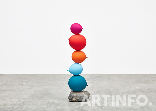 김홍석, 'Untitled (Short People) Pink, Red, Orange, Light Blue, Blue'. Cast bronze, stone, 121 x 42 x 38 cm, 2018.(사진=국제갤러리)