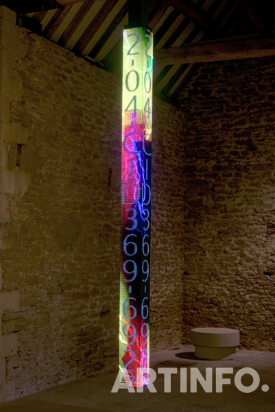 Jenny HOLZER, 'MOVE'. 2015, LED sign with blue, green & red diodes 243.8x15.2x15.2cm, 2015.(사진=국립현대미술관)