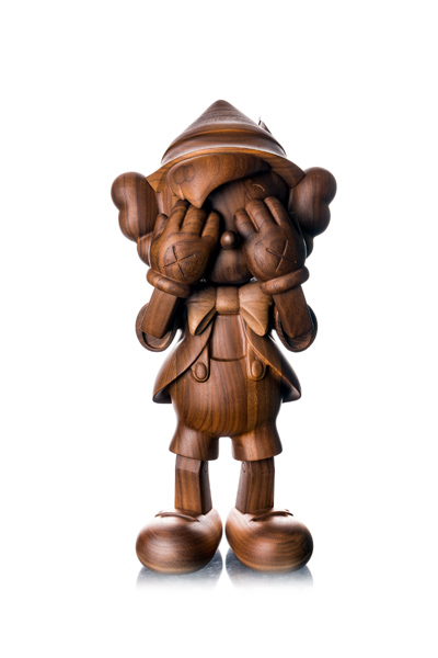 메디콤 토이(Medicom Toy)에서 카우스와 디즈니의 협업으로 제작한 ‘Pinocchio Wood by Medicom x Disney x Karimoku'.(사진=서울옥션블루)