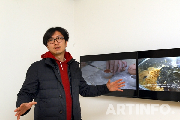 '성북동 313아트프로젝트에서 작품을 설명하고 있는 이완 작가'.(사진=artinfo DB.)