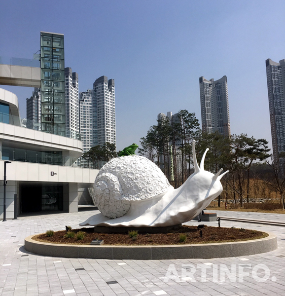 '아트스페이스 광교에 설치된 최정화의 달팽이와 청개구리'.(사진=이예진 기자)