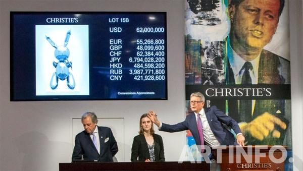 '15일 뉴욕 록펠러 센터 크리스티 세일룸에서 열린 경매에서 제프 쿤스의 래빗이 경매에 붙여지고 있다'.(사진=Christie's)