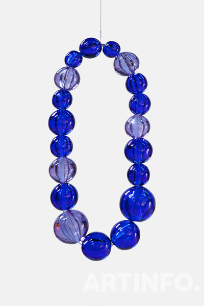 장-미셸 오토니엘, 'Collier Cobalt et Alessandrita'. Murano glass, stainless steel, 100 x 45 x 15 cm, 2019.(사진=국제갤러리)